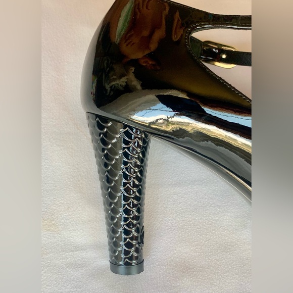 CHANEL Black Patent Mary Jane Pump with Scalloped Heel - Picture 7 of 16